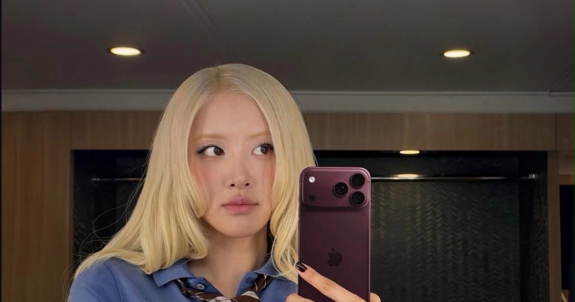 一名女性在鏡前以 iPhone 自拍，呈現引起「真實或 AI」討論的社交媒體畫面